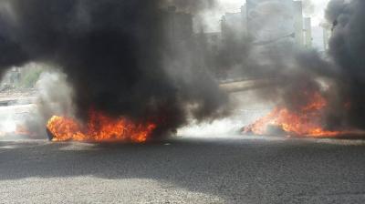 احتجاجات عنيفة في عدن وقطع الطرقات وأحراق عدد من السيارات (تفاصيل)