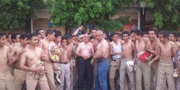 طلاب بثانوية الكويت بصنعاء يتضامنون مع أبناء الحديدة بهذه الطريقة! (صورة)