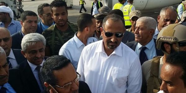 شاهد اولى صور وصول "بن دغر" وحكومته إلى مدينة عدن، وعيدروس الزبيدي على رأس مستقبليهم