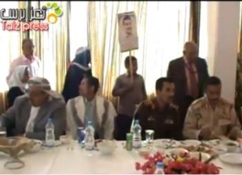 فيديو: رسائل ابناء الشهداء في تعز تؤثر في جمال بن عمر وترغمه على البكاء 
