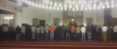 فيديو: إمام يثير جدلا في الصلاة وشاهد السبب