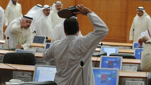 مضاربة حاسمة داخل مجلس الامة الكويتي بالعقال والنعال، ورئيس المجلس يرفع الجلسة (صورة)