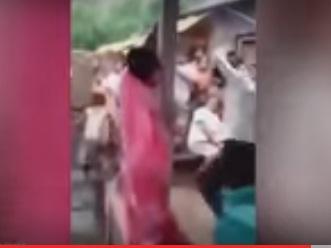 بالفيديو: هندي يجلد زوجته وعشيقها أمام سكان قريته.. لهذا السبب!!