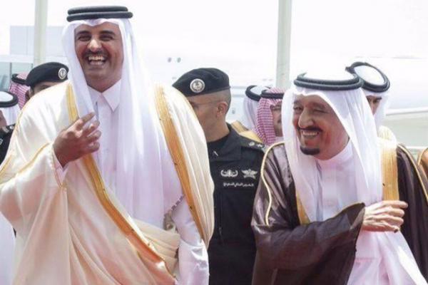 شاهد صورة "محمد بن سلمان" ينحني ليقبل يد هذا المسئول السعودي، والملك سلمان يبتسم مع بن حمد