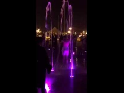 فيديو شاب سعودي يستحم شبه عاري أمام الفتيات والمارة في نافورة 