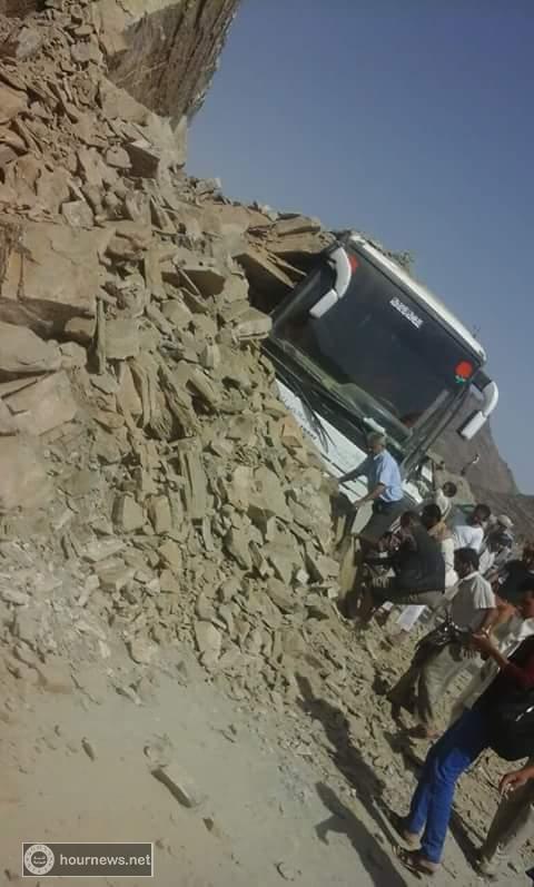 انهيار صخرى على باص نقل جماعي كان متجهاً من تعز إلى مكة (صورة)