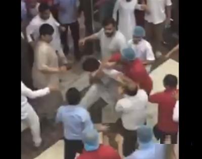 بالفيديو: مضاربة جماعية في مطاعم الرومانسيه بالسلي في الرياض بين عمال يمنيين وزبائن