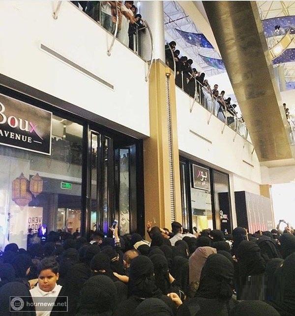 احتشاد غير مسبوق لبنات السعودية والشبان لمشاهدة الطفلة اليمنية الشهيرة رغد دايز (صور + فيديو) احتشاد غير مسبوق لبنات السعودية والشبان لمشاهدة الطفلة اليمنية الشهيرة رغد دايز (صور + فيديو)