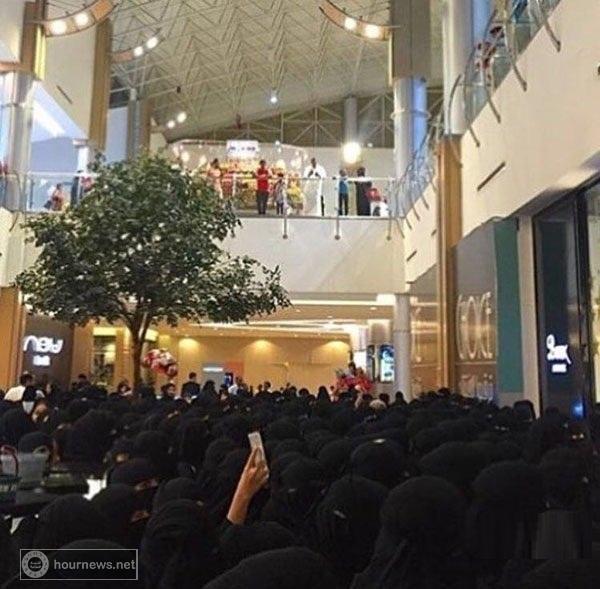 احتشاد غير مسبوق لبنات السعودية والشبان لمشاهدة الطفلة اليمنية الشهيرة رغد دايز (صور + فيديو) احتشاد غير مسبوق لبنات السعودية والشبان لمشاهدة الطفلة اليمنية الشهيرة رغد دايز (صور + فيديو)