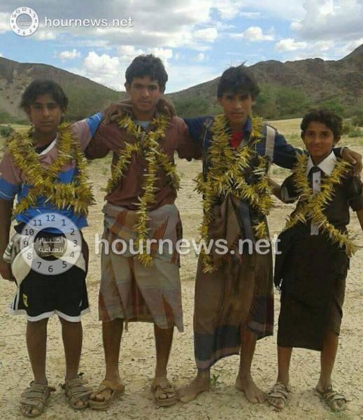 هكذا فعل يمنيون بالعدو الذي داهمهم فجأة .. شاهد كيف علقوه (صورة)
