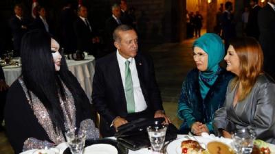 أردوغان يتناول الإفطار مع أشهر المتحولين جنسيا في تركيا