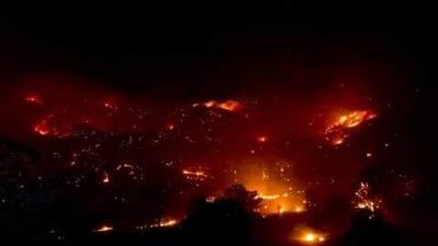 حريق يسفر عن تدمير 80 مبنى بولاية كاليفورنيا ويتسبب بإغلاق طرق سريعة