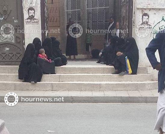 صور صادمة من صنعاء من أمام احد ابواب الجوامع تظهر حجم المأساة التي يعيشها اليمن