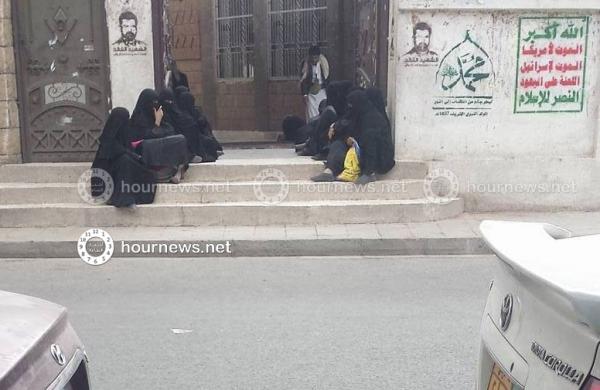 صور صادمة من صنعاء من أمام احد ابواب الجوامع تظهر حجم المأساة التي يعيشها اليمن