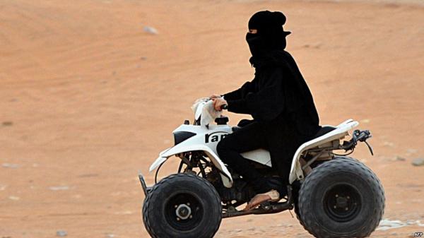 الكشف عن مكان في السعودية تقود النساء سيارات بمفردهن وهن بأبهى حللهن، ومن دون حجاب ولا عباءة