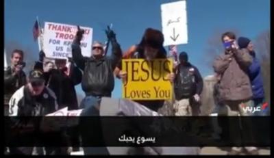 بالفيديو - مسلم يصلي أمام مسيحيين «متطرفين» بأمريكا.. فما الذي حدث؟ (اروع مقطع ستشاهده)