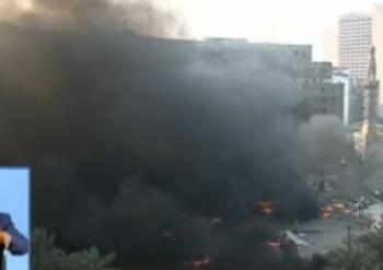 فيديو: حرق خيام المتظاهرين في مصر وضربهم بشكل عنيف لا يمكن تصوره وسحلهم في الشارع العام 17 12 2011  وسقوط 9 قتلى
