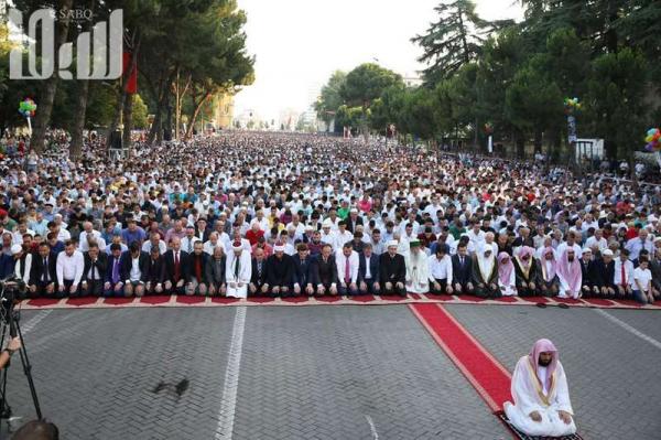 شاهد اداء صلاة العيد في هذه الدولة يؤمهم إمام المسجد الحرام .. (الصور التي تثلج صدور المسلمين)