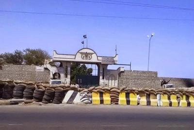 عاجل: تفجيران بسيارات مفخخة يستهدفان معسكر الصولبان في عدن ووقوع اشتباكات عنيفة