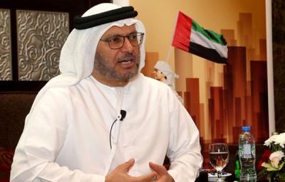 وزير اماراتي يسخر من اربعة محافظين يمنيين بسبب هذا القرار