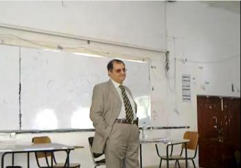 فيديو: طلاب كلية التجارة بجامعة صنعاء لقنوا الدكتور الإرياني درس لن ينساه وطالبوه بـ"ارحل ارحل"