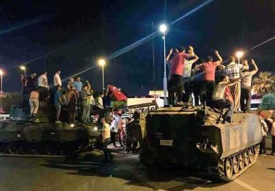 قائد حلف الناتو السابق يبين لـCNN: أربعة أمور أدت لفشل الانقلاب بتركيا