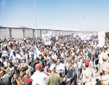 المؤتمر يهدد بحجب الثقة عن الحكومة في حال تأخر الوسطاء و يتهم المعارضة بعدم تنفيذ شروط "المبادرة"