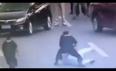 شرطية تسيطر على مسلح في ثانيتين - فيديو