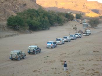 ادخال قوافل غذائية الى دماج:  عقلد صلح بين الحوثيين والسلفيين لوقف الاقتتال بدماج وتشكيل لجنة مراقبه ورفع المواقع المستحدثه(صور)