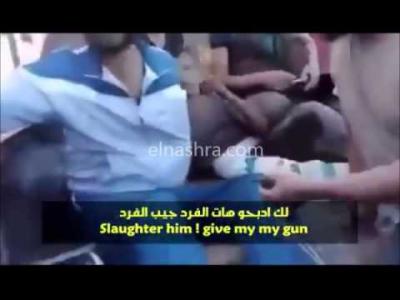  “فيديو”: هذا الحوار دار بين القاتل والضحية قبل ذبحه بدم بارد وتصوروا إلى جانبه “سيلفي”