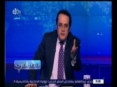 شاهد بالفيديو.. مذيع يتعرض لموقف محرج على الهواء بسبب سحاب بنطلونه