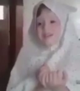 شاهد.. مقطع مؤثر لطفلة سورية تردد الدعاء مع والدها وتُفاجأ بالقصف