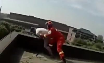 فيديو.. حاول أن ينتحر بإلقاء نفسه من مكان شاهق .. لكنّ ما انقذه لا يخطُر على بال!