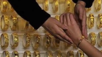 فيديو.. سعودية منقبة مسلحة تقتحم محل مجوهرات وتسرقه وكاميرات المراقبة ترصدها