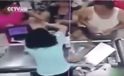 فيديو.. أهانها الزبائن أمام مدير المتجر .. فلم تقبل بذلك وانتحرت!