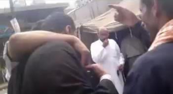 فيديو: احمد سيف حاشد لحظة اعتقاله من اللجنة التنطيمية في الساحة ومحاولته الهرب منهم