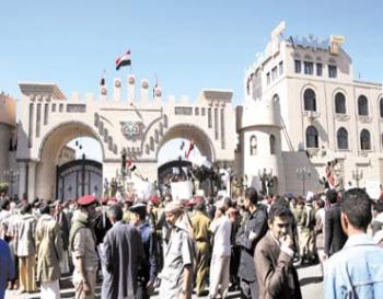 العميد الشاطر يهدد بفض احتجاجات ضباط وأفراد التوجيه المعنوي بالقوة، والصحافيون العسكريون يناشدون حمايتهم من "بلاطجة النظام"