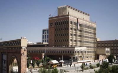 رويترز: الحكومة اليمنية: منع إدارة البنك المركزي من استخدام حسابات الدولة في الخارج.. اضرار هذه الخطوة