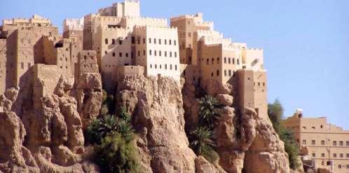 ديلي ميل البريطانية تتحدث عن قرية يمنية مدهشة وجمالها خلاب لكن زيارتها تتطلب مهارات خاصة (صور)