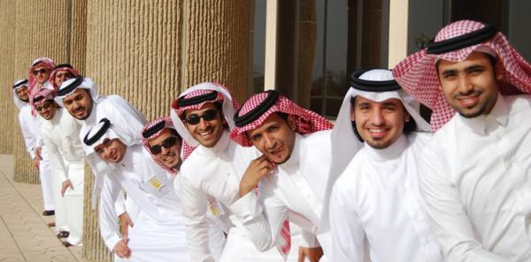 شباب سعودييون يوجهون ضربه قاضية لفتيات ونساء السعودية رداً على مطالبتهن بفصل ولاية الرجل