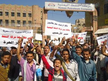 تواصل ثورات المؤسسات في تعز , وسائقو الأجرة يطالبون بإقالة مدير شركة النفط "الارحبي " ويتهمونه بتنفيذ توجيهات لمعاقبة "تعز"