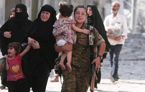 رجال يحلقون لحاهم ونساء يكشفن وجوههن ويدخنّ السجائر احتفالاً بتحرير منبج