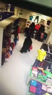 فيديو متداول.. امرأة تسرق محفظة نقود متسوقة في مول تجاري