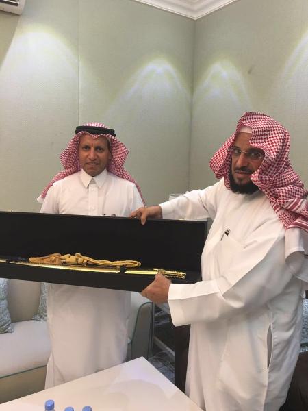 الشيخ عائض القرني يهدي "سيف العرب" لرجل الأعمال سعد العتيبي.. والسبب!!