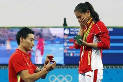 بالفيديو والصور .. شاهد ردة فعل فتاة تقدم لاعب زميلها للزواج منها أثناء تتويجها بالأوليمبياد