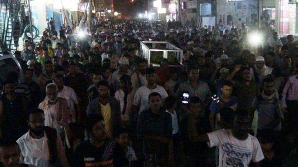 تشييع القيادي الإصلاحي بن حليس يتحول إلى مظاهرة للمطالبة بالكشف عمن يقف وراء الاغتيالات في عدن