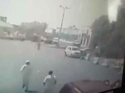 شاهد سعوديان يطاردان سعودي بالسيف بموقف سيارات في تبوك.. من أجل هذا الشيء!! (فيديو)