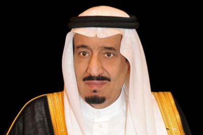 صدور أمر ملكي سعودي من الملك سلمان بن عبدالعزيز والمرأة تحضر فيه