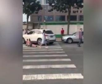 بالفيديو: امرأة تطعن زوجها الخائن في الشارع
