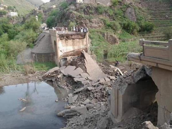 طيران التحالف يستهدف الجسر الذي يربط بين مديريتي السدة والنادرة بمحافظة إب (صورة)